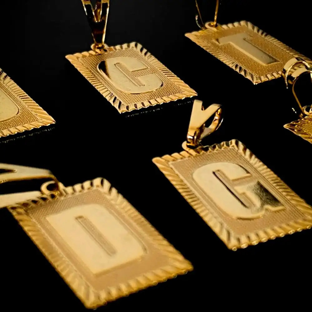 PINGENTE LETRA B BORDA DIAMANTADA - 1X2CM